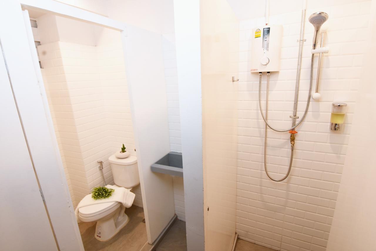 Yellow Mango Hostel Банкок Екстериор снимка