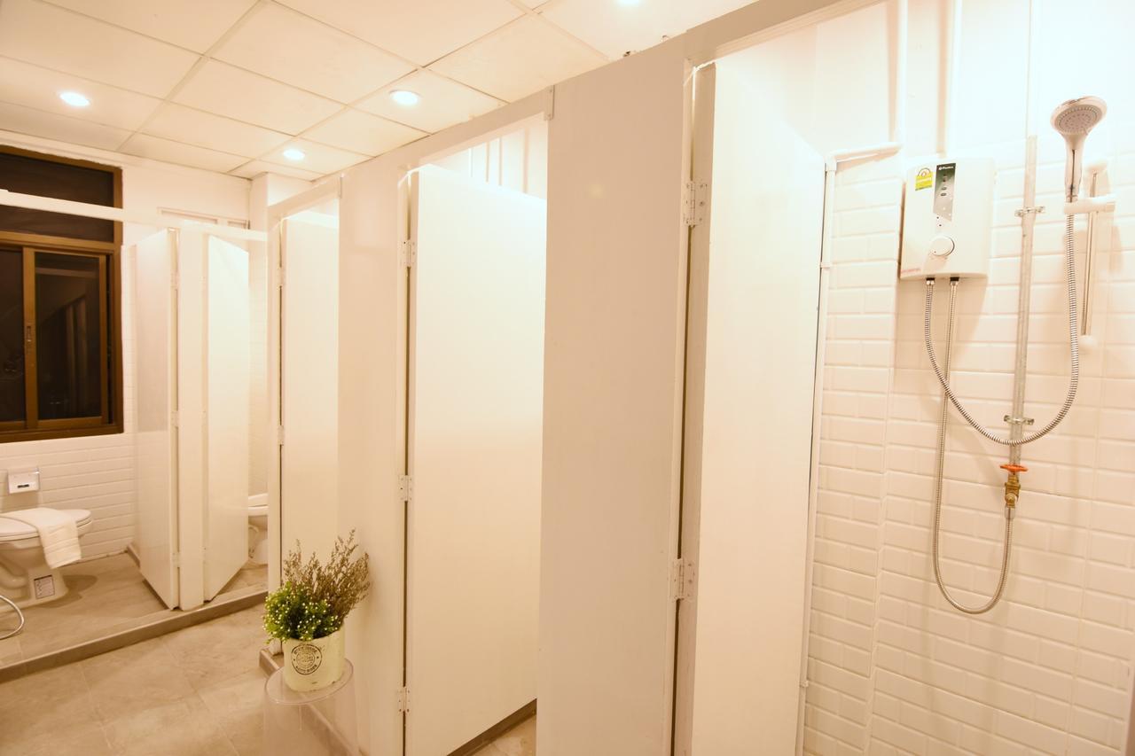 Yellow Mango Hostel Банкок Екстериор снимка