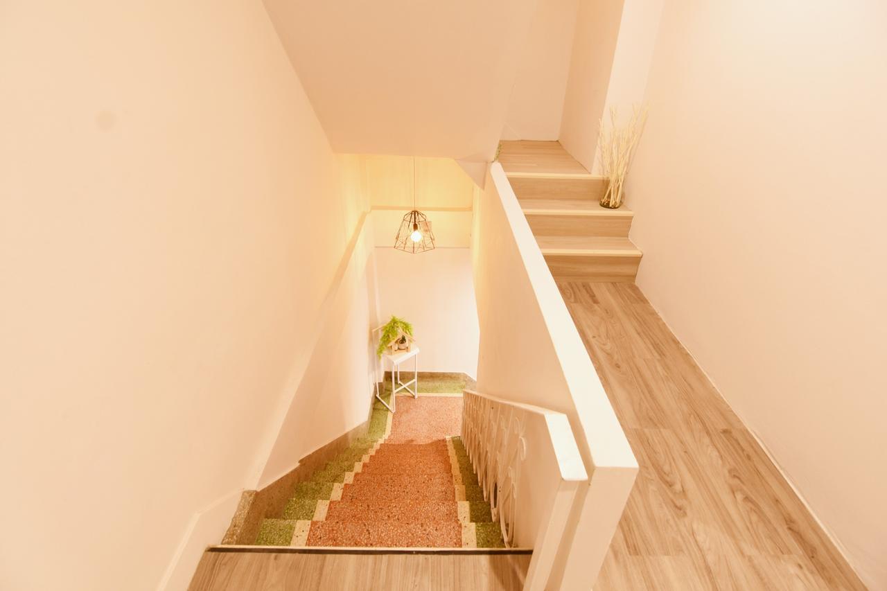 Yellow Mango Hostel Банкок Екстериор снимка