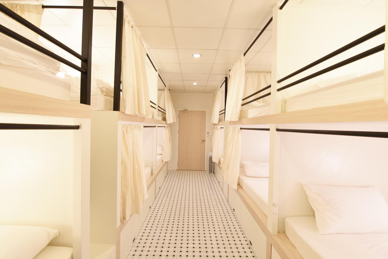 Yellow Mango Hostel Банкок Екстериор снимка