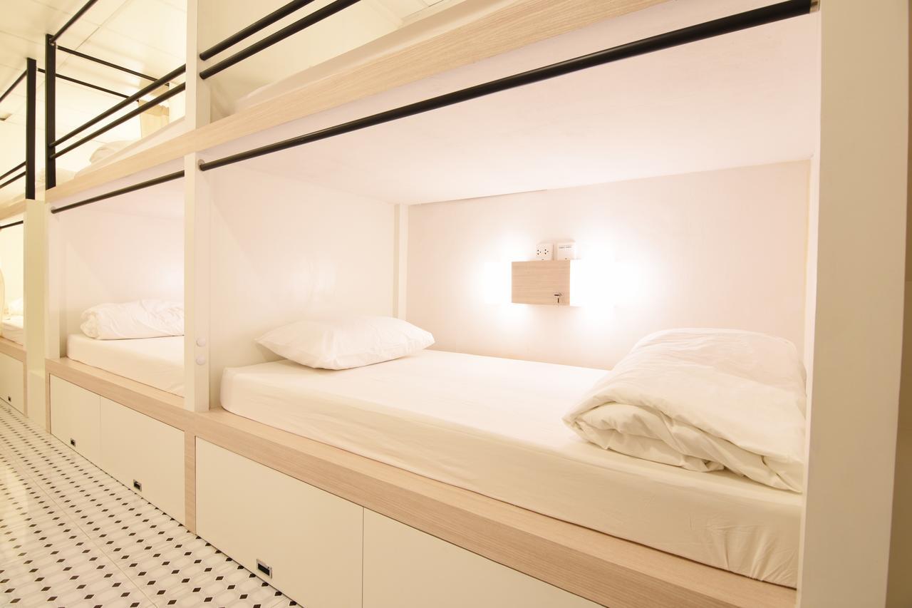 Yellow Mango Hostel Банкок Екстериор снимка