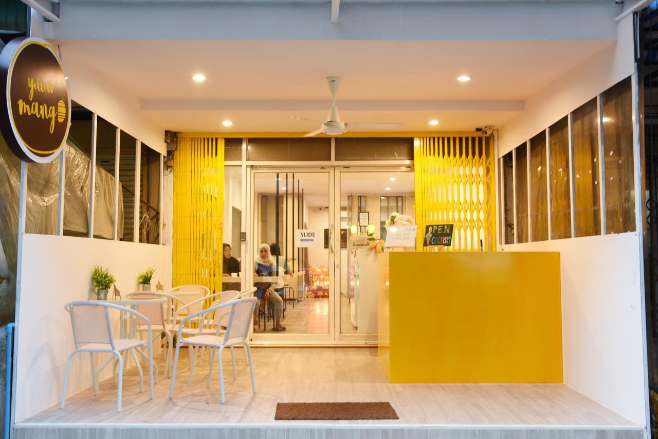 Yellow Mango Hostel Банкок Екстериор снимка